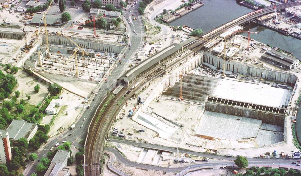 Aerial photograph Berlin-Tiergarten - Umbau des Lehrter Bahnhofes am Berliner Tiergarten im Regierungsviertel.