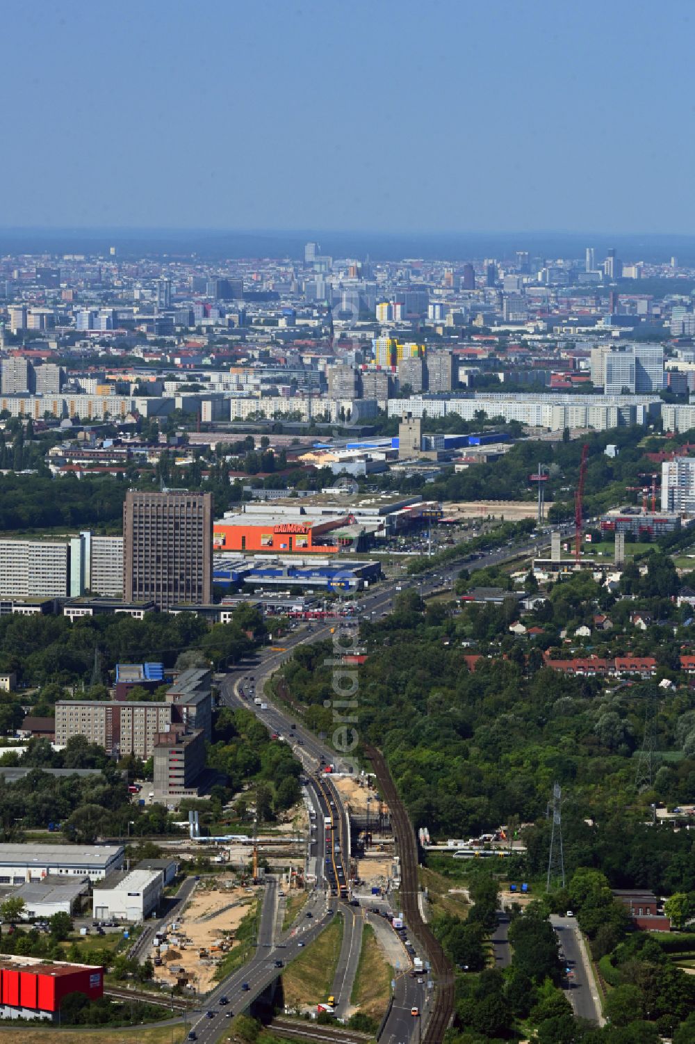 Aerial image Berlin - Construction site for a replacement building for the renovation, renewal and repair of the bridge structure Marzahner Bruecke on Landsberger Allee in the Marzahn district of Berlin, Germany