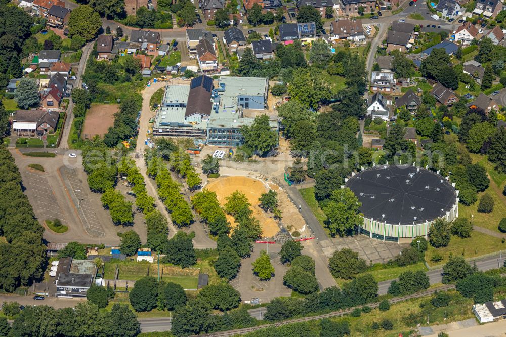 Wesel from the bird's eye view: Construction sites for the conversion, expansion and modernization of the school building Gemeinschaftsgrundschule Fusternberg on street An der Rundsporthalle in Wesel at Ruhrgebiet in the state North Rhine-Westphalia, Germany