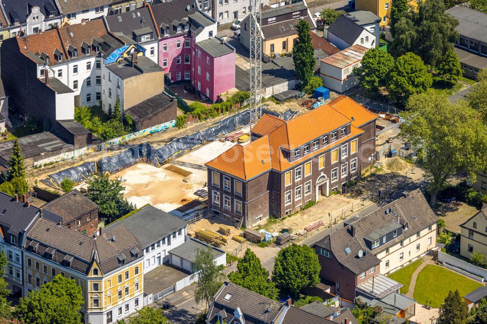 Aerial photograph Gelsenkirchen - Construction sites for the conversion, expansion and modernization of the school building of the Glueckaufschule in the district Ueckendorf in Gelsenkirchen at Ruhrgebiet in the state North Rhine-Westphalia, Germany