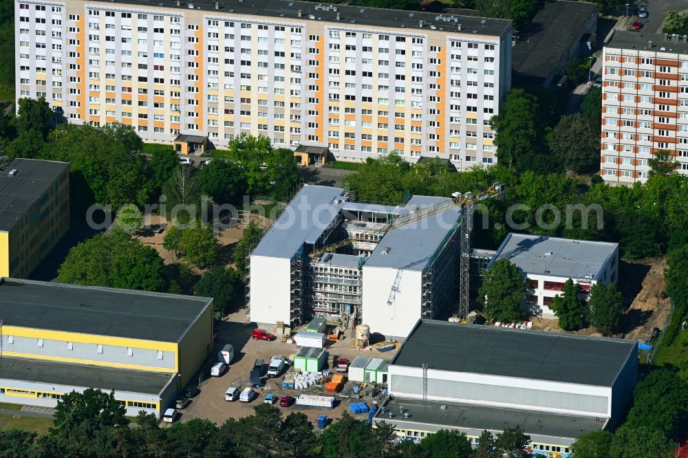 Magdeburg from above - Construction sites for the conversion, expansion and modernization of the school building der Grundschule Gottfried Wilhelm Leibniz on Pablo-Neruda-Strasse in the district Neustaedter See in Magdeburg in the state Saxony-Anhalt, Germany