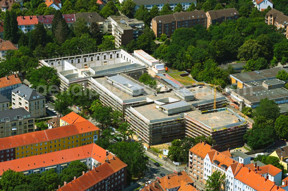 Hannover from the bird's eye view: Construction sites for the reconstruction, expansion and modernization of the school building Integrated Comprehensive School (IGS) on the street Buessingweg - Melanchthonstrasse - Fenskeweg in the district of Vahrenwald in Hanover in the state of Lower Saxony, Germany