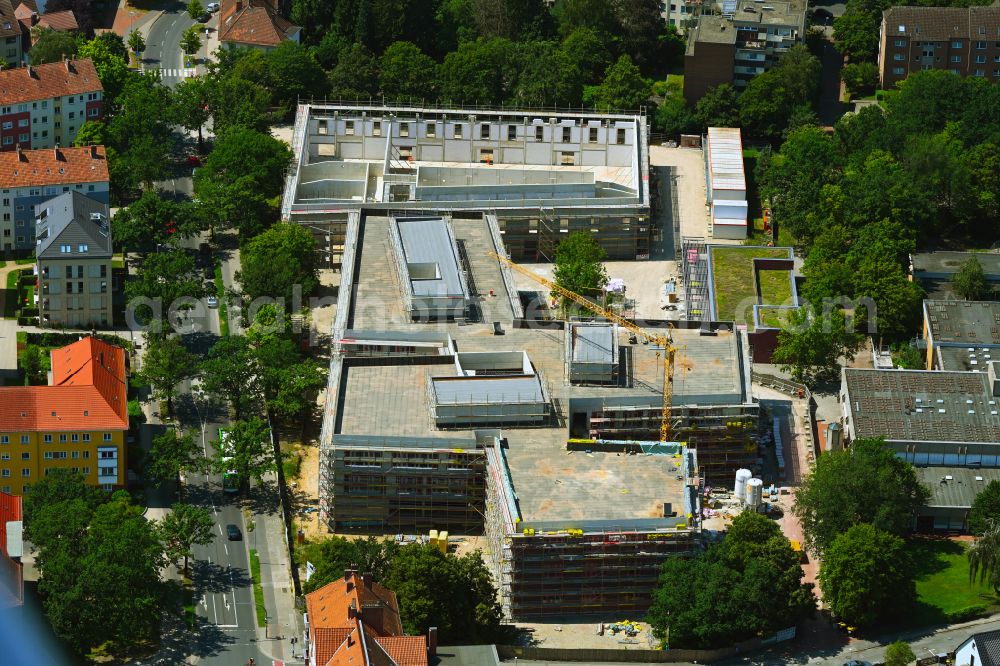 Hannover from above - Construction sites for the reconstruction, expansion and modernization of the school building Integrated Comprehensive School (IGS) on the street Buessingweg - Melanchthonstrasse - Fenskeweg in the district of Vahrenwald in Hanover in the state of Lower Saxony, Germany