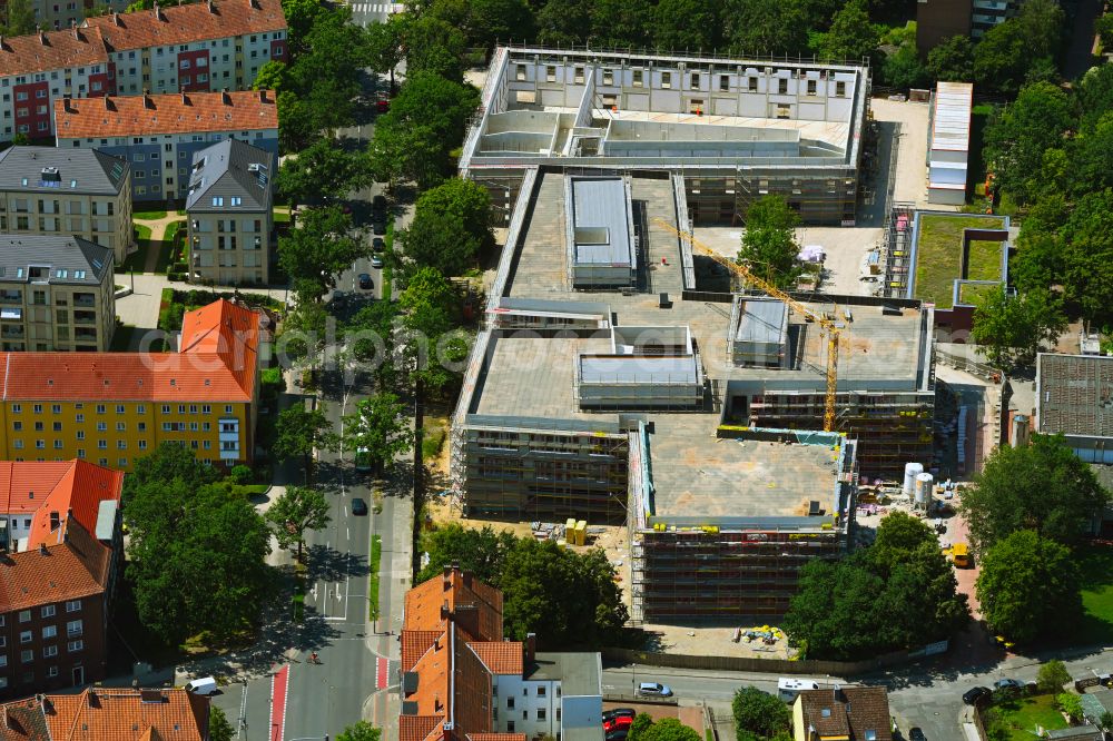 Hannover from the bird's eye view: Construction sites for the reconstruction, expansion and modernization of the school building Integrated Comprehensive School (IGS) on the street Buessingweg - Melanchthonstrasse - Fenskeweg in the district of Vahrenwald in Hanover in the state of Lower Saxony, Germany