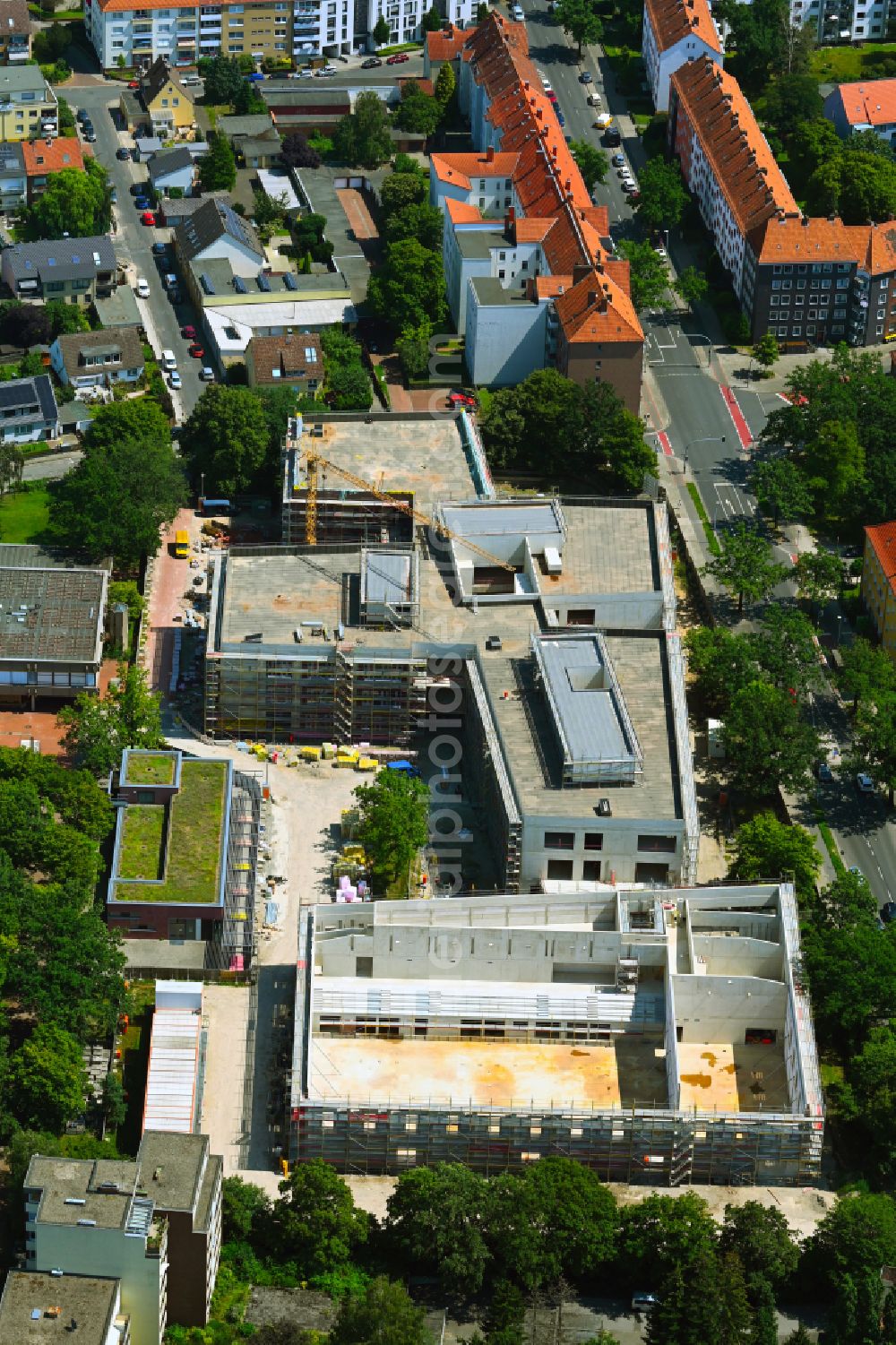 Hannover from above - Construction sites for the reconstruction, expansion and modernization of the school building Integrated Comprehensive School (IGS) on the street Buessingweg - Melanchthonstrasse - Fenskeweg in the district of Vahrenwald in Hanover in the state of Lower Saxony, Germany