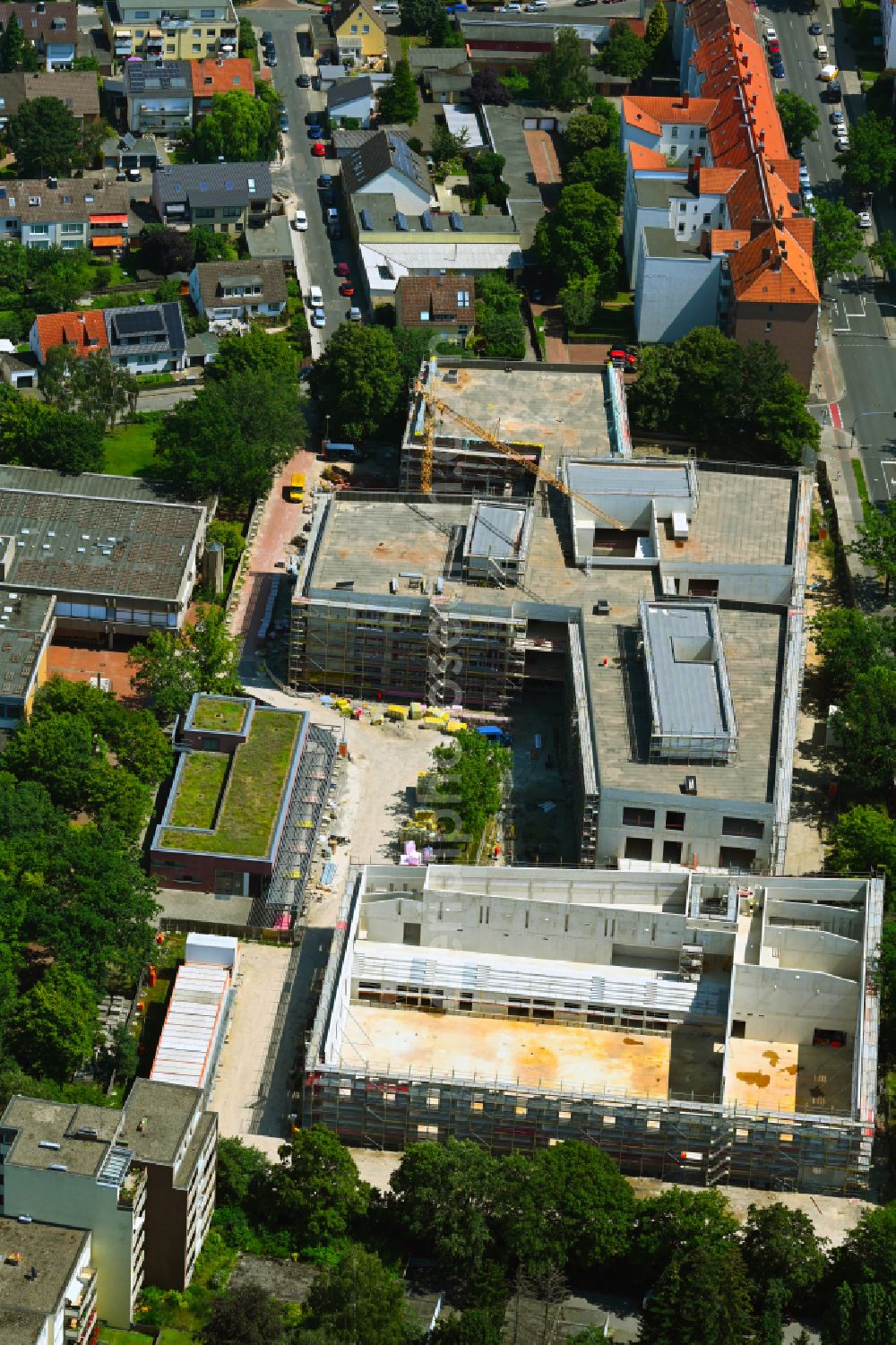 Hannover from the bird's eye view: Construction sites for the reconstruction, expansion and modernization of the school building Integrated Comprehensive School (IGS) on the street Buessingweg - Melanchthonstrasse - Fenskeweg in the district of Vahrenwald in Hanover in the state of Lower Saxony, Germany