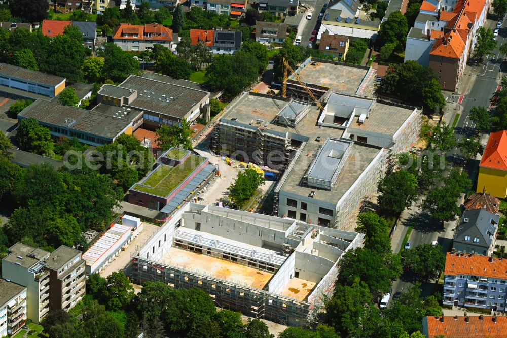 Hannover from above - Construction sites for the reconstruction, expansion and modernization of the school building Integrated Comprehensive School (IGS) on the street Buessingweg - Melanchthonstrasse - Fenskeweg in the district of Vahrenwald in Hanover in the state of Lower Saxony, Germany