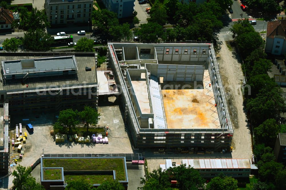 Hannover from the bird's eye view: Construction sites for the reconstruction, expansion and modernization of the school building Integrated Comprehensive School (IGS) on the street Buessingweg - Melanchthonstrasse - Fenskeweg in the district of Vahrenwald in Hanover in the state of Lower Saxony, Germany