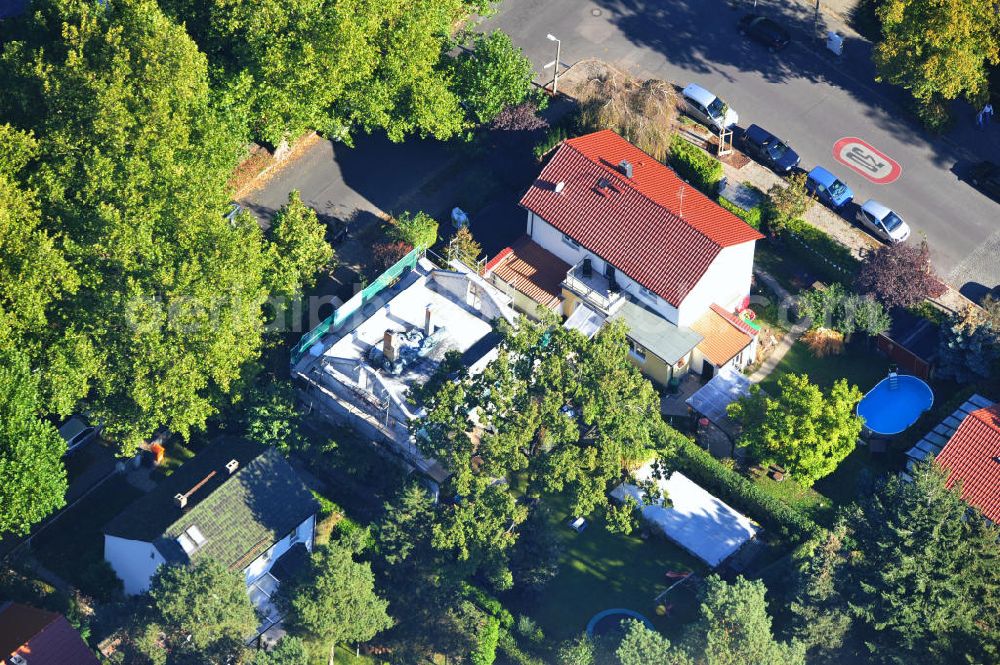 Berlin Niederschönhausen from above - Umbau eines Einfamilienhauses an der Platanenstraße in Niederschönhausen / Pankow. New build of a one family houses in the district Pankow / Niederschoenhausen.