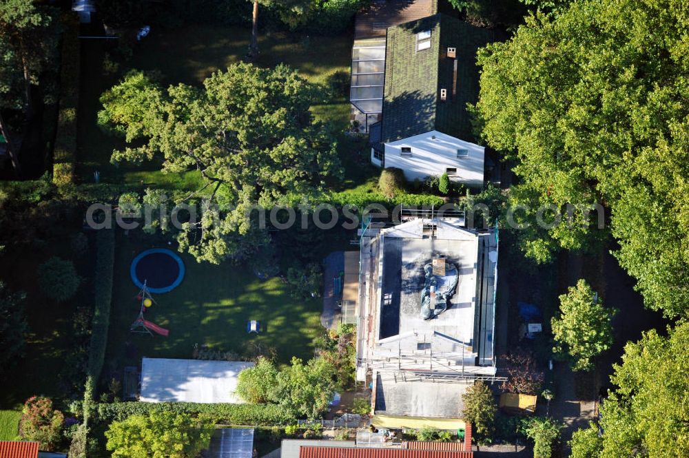 Aerial image Berlin Niederschönhausen - Umbau eines Einfamilienhauses an der Platanenstraße in Niederschönhausen / Pankow. New build of a one family houses in the district Pankow / Niederschoenhausen.