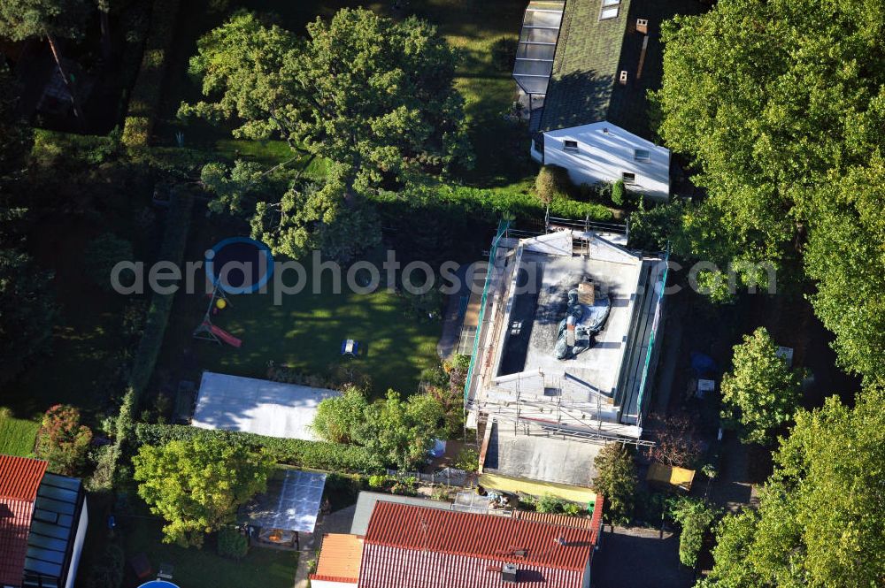 Aerial photograph Berlin Niederschönhausen - Umbau eines Einfamilienhauses an der Platanenstraße in Niederschönhausen / Pankow. New build of a one family houses in the district Pankow / Niederschoenhausen.