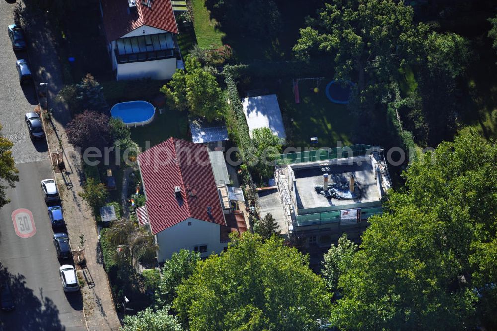 Berlin Niederschönhausen from above - Umbau eines Einfamilienhauses an der Platanenstraße in Niederschönhausen / Pankow. New build of a one family houses in the district Pankow / Niederschoenhausen.