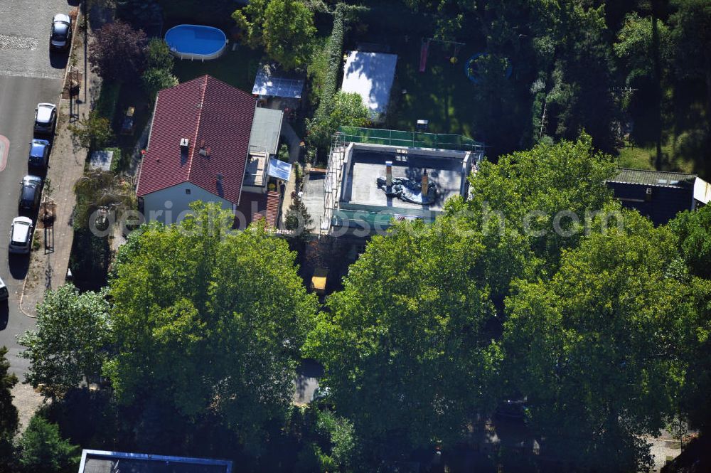 Berlin Niederschönhausen from the bird's eye view: Umbau eines Einfamilienhauses an der Platanenstraße in Niederschönhausen / Pankow. New build of a one family houses in the district Pankow / Niederschoenhausen.