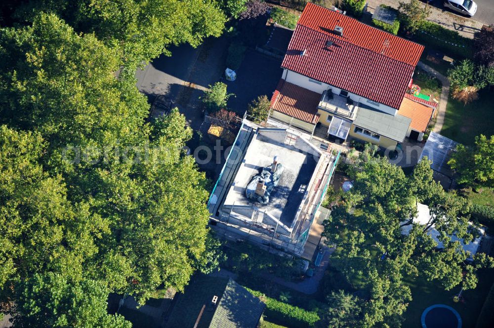 Aerial image Berlin Niederschönhausen - Umbau eines Einfamilienhauses an der Platanenstraße in Niederschönhausen / Pankow. New build of a one family houses in the district Pankow / Niederschoenhausen.