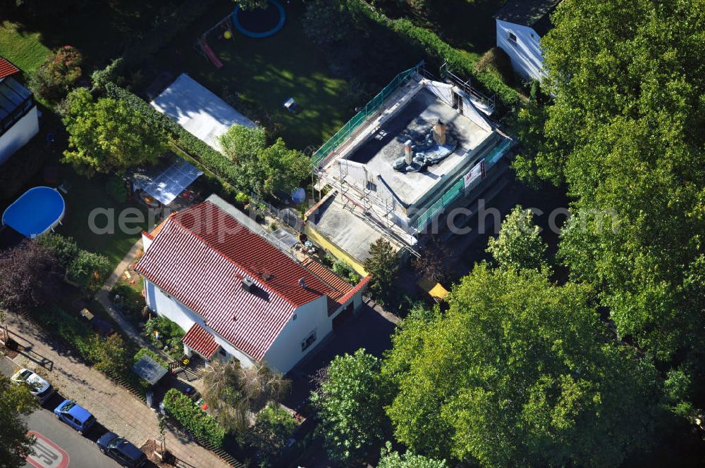 Aerial photograph Berlin Niederschönhausen - Umbau eines Einfamilienhauses an der Platanenstraße in Niederschönhausen / Pankow. New build of a one family houses in the district Pankow / Niederschoenhausen.