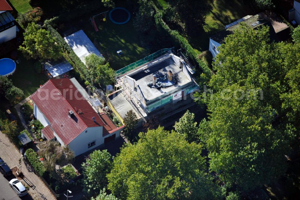 Berlin Niederschönhausen from above - Umbau eines Einfamilienhauses an der Platanenstraße in Niederschönhausen / Pankow. New build of a one family houses in the district Pankow / Niederschoenhausen.