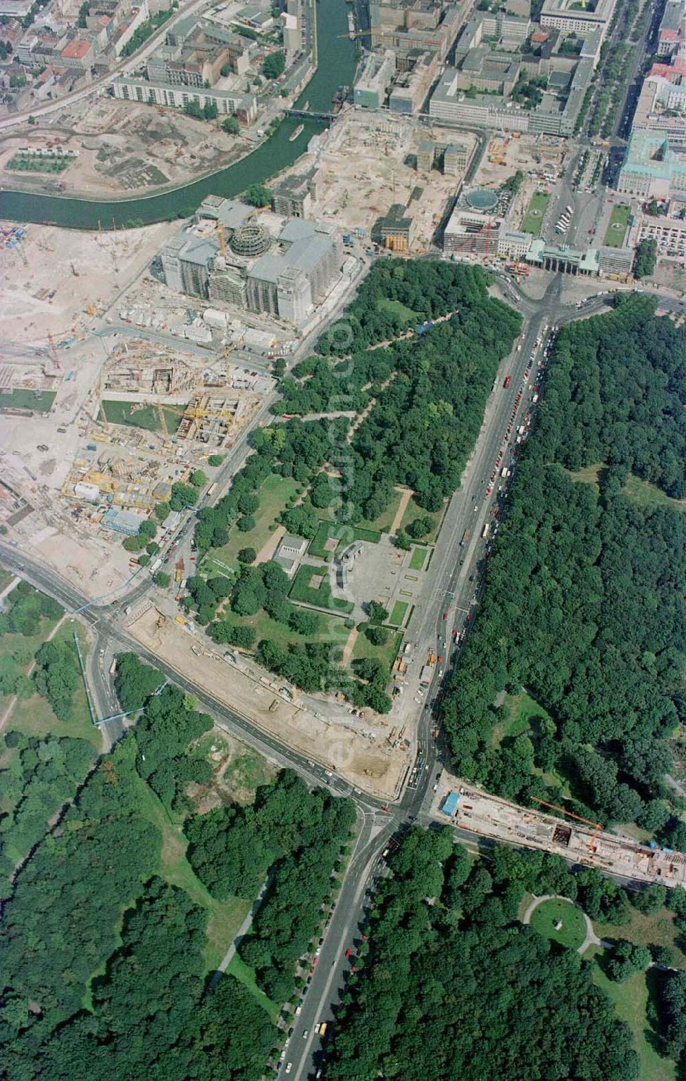 Berlin - Tiergarten from above - Umbau des Reichstages und des Spreebogens zum Regierungsviertel