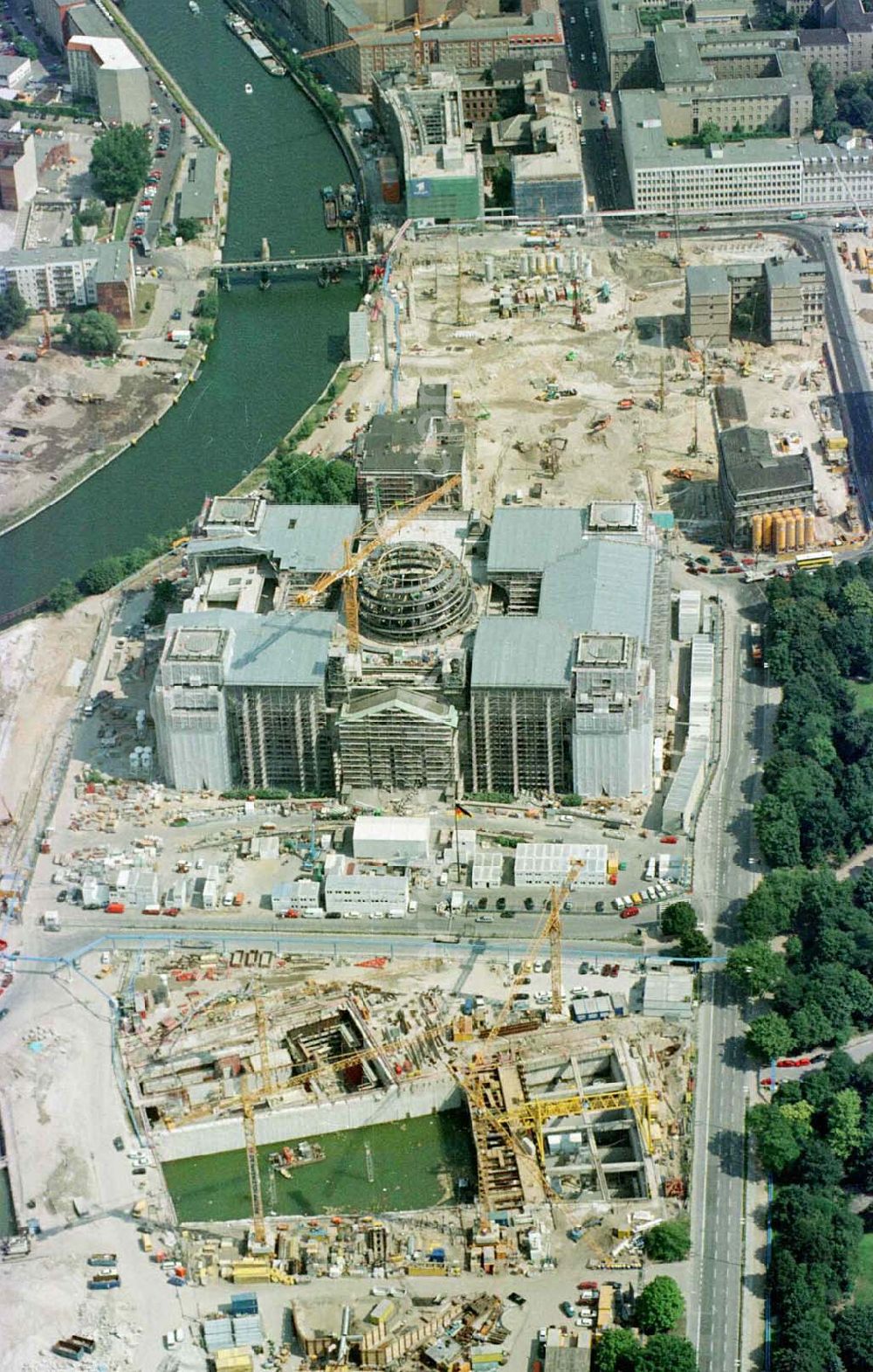 Berlin - Tiergarten from above - Umbau des Reichstages und des Spreebogens zum Regierungsviertel