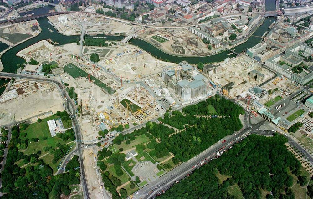 Berlin - Tiergarten from the bird's eye view: Umbau des Reichstages und des Spreebogens zum Regierungsviertel