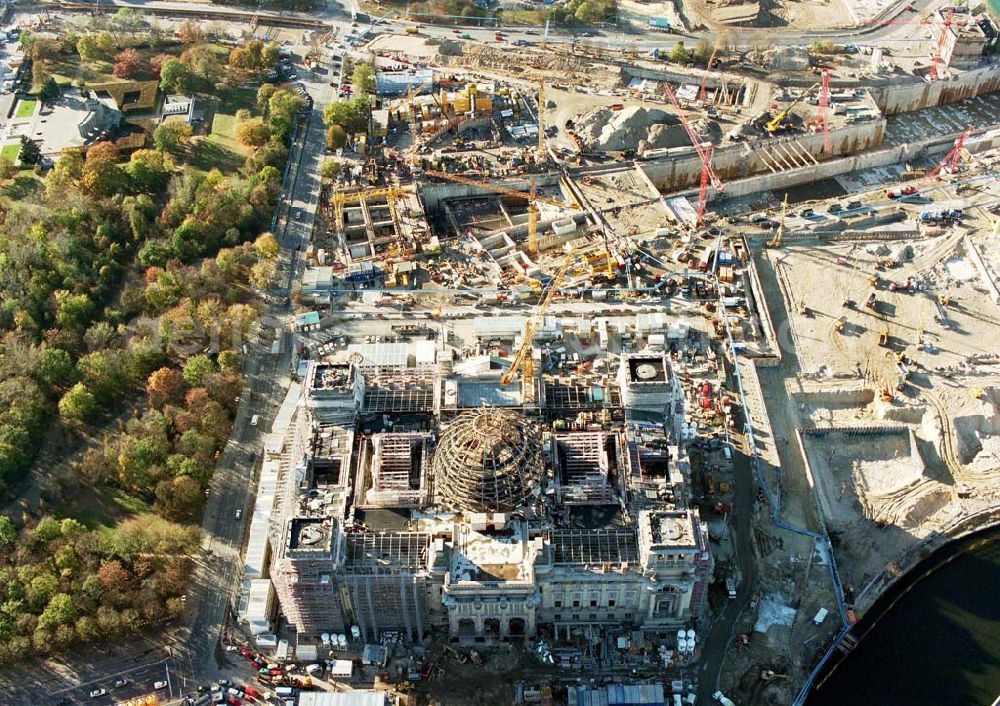 Berlin - Tiergarten from above - Umbau des Reichstages und des Spreebogens zum Regierungsviertel.