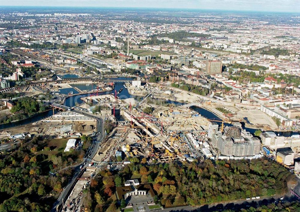 Berlin - Tiergarten from the bird's eye view: Umbau des Reichstages und des Spreebogens zum Regierungsviertel.