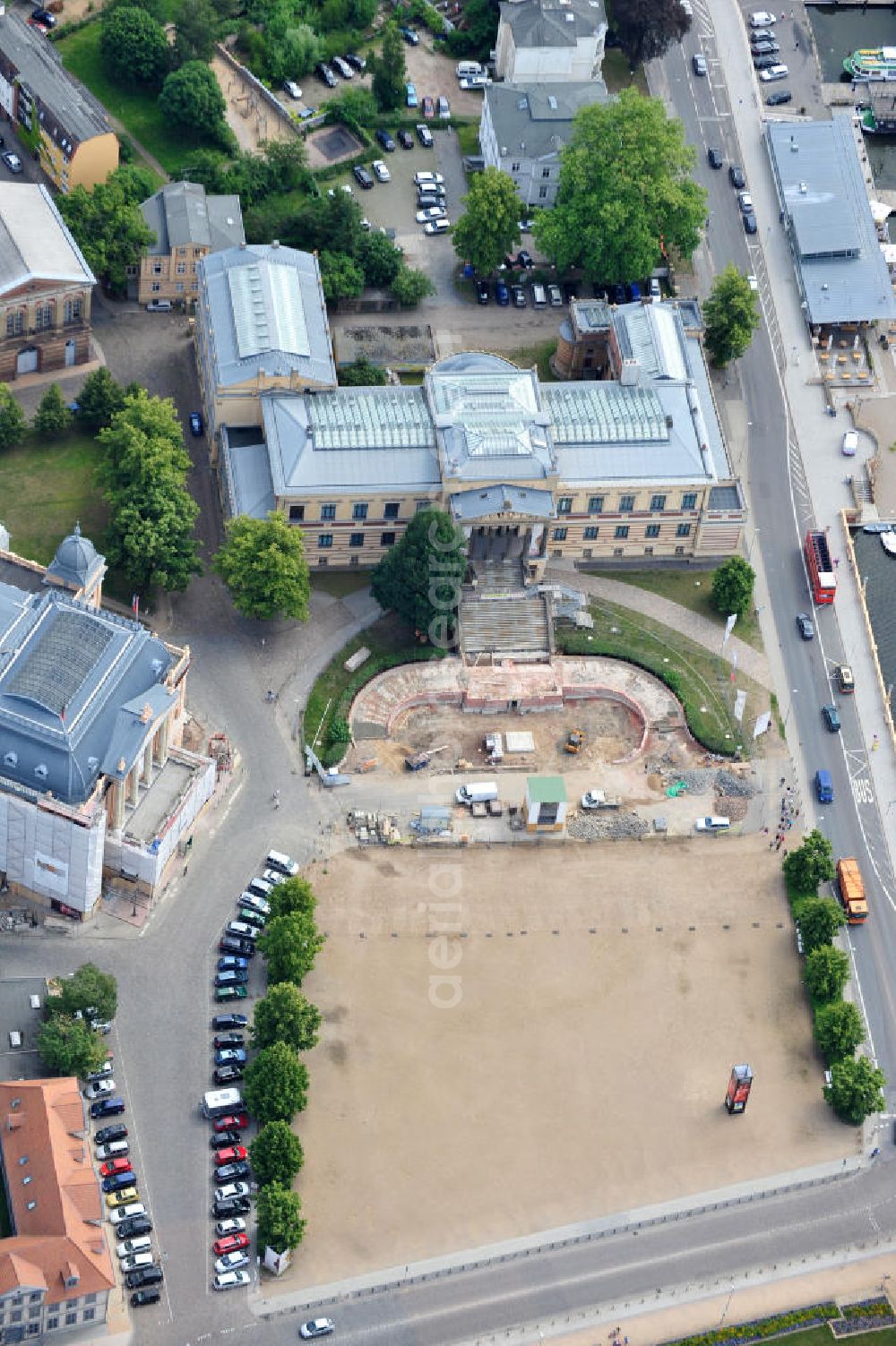 Aerial image Schwerin - Blick auf die Umbau- und Restaurationsarbeiten am Emsemble des Alten Garten mit der Freitreppe vor dem Staatlichen Museum Schwerin und dem Mecklenburgischen Staatstheater. View the renovation and restoration work on the Old Emsemble garden with the staircase in front of the State Museum Schwerin and Mecklenburg State Theater.