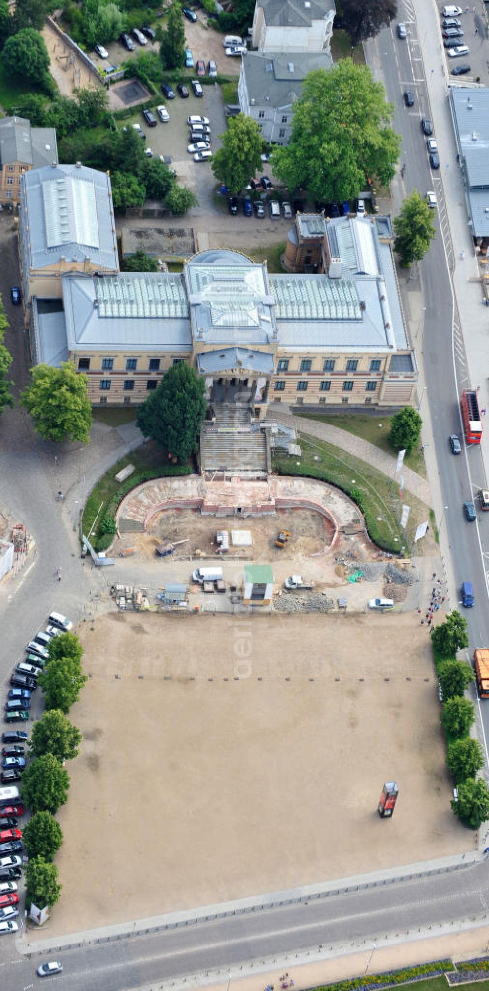 Aerial photograph Schwerin - Blick auf die Umbau- und Restaurationsarbeiten am Emsemble des Alten Garten mit der Freitreppe vor dem Staatlichen Museum Schwerin und dem Mecklenburgischen Staatstheater. View the renovation and restoration work on the Old Emsemble garden with the staircase in front of the State Museum Schwerin and Mecklenburg State Theater.