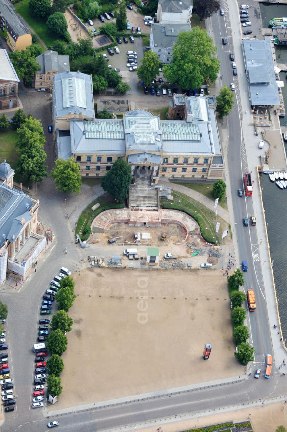 Schwerin from above - Blick auf die Umbau- und Restaurationsarbeiten am Emsemble des Alten Garten mit der Freitreppe vor dem Staatlichen Museum Schwerin und dem Mecklenburgischen Staatstheater. View the renovation and restoration work on the Old Emsemble garden with the staircase in front of the State Museum Schwerin and Mecklenburg State Theater.