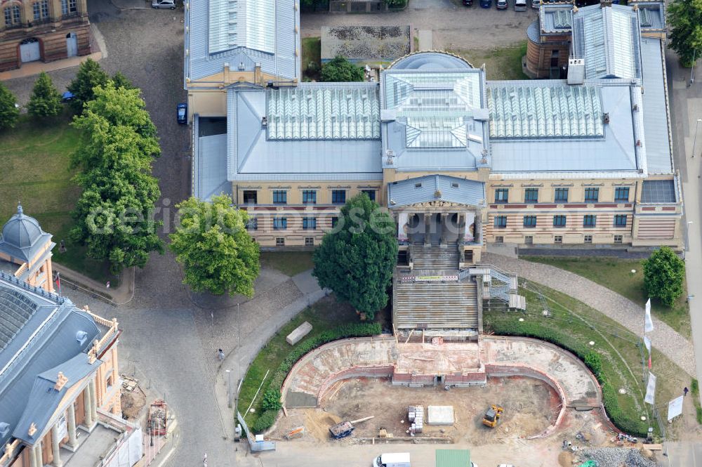 Schwerin from the bird's eye view: Blick auf die Umbau- und Restaurationsarbeiten am Emsemble des Alten Garten mit der Freitreppe vor dem Staatlichen Museum Schwerin und dem Mecklenburgischen Staatstheater. View the renovation and restoration work on the Old Emsemble garden with the staircase in front of the State Museum Schwerin and Mecklenburg State Theater.