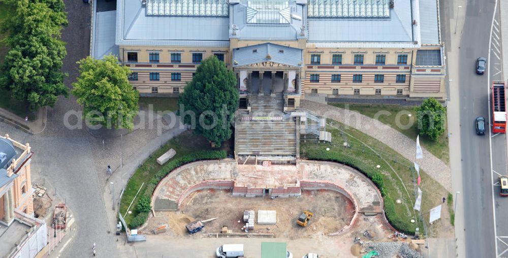 Aerial image Schwerin - Blick auf die Umbau- und Restaurationsarbeiten am Emsemble des Alten Garten mit der Freitreppe vor dem Staatlichen Museum Schwerin und dem Mecklenburgischen Staatstheater. View the renovation and restoration work on the Old Emsemble garden with the staircase in front of the State Museum Schwerin and Mecklenburg State Theater.