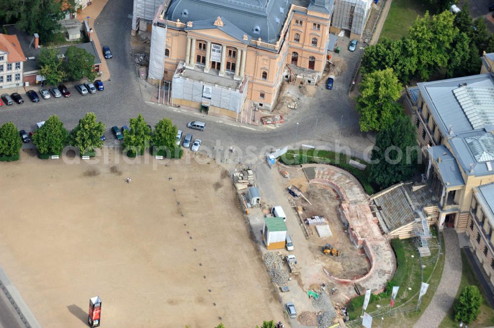 Aerial photograph Schwerin - Blick auf die Umbau- und Restaurationsarbeiten am Emsemble des Alten Garten mit der Freitreppe vor dem Staatlichen Museum Schwerin und dem Mecklenburgischen Staatstheater. View the renovation and restoration work on the Old Emsemble garden with the staircase in front of the State Museum Schwerin and Mecklenburg State Theater.