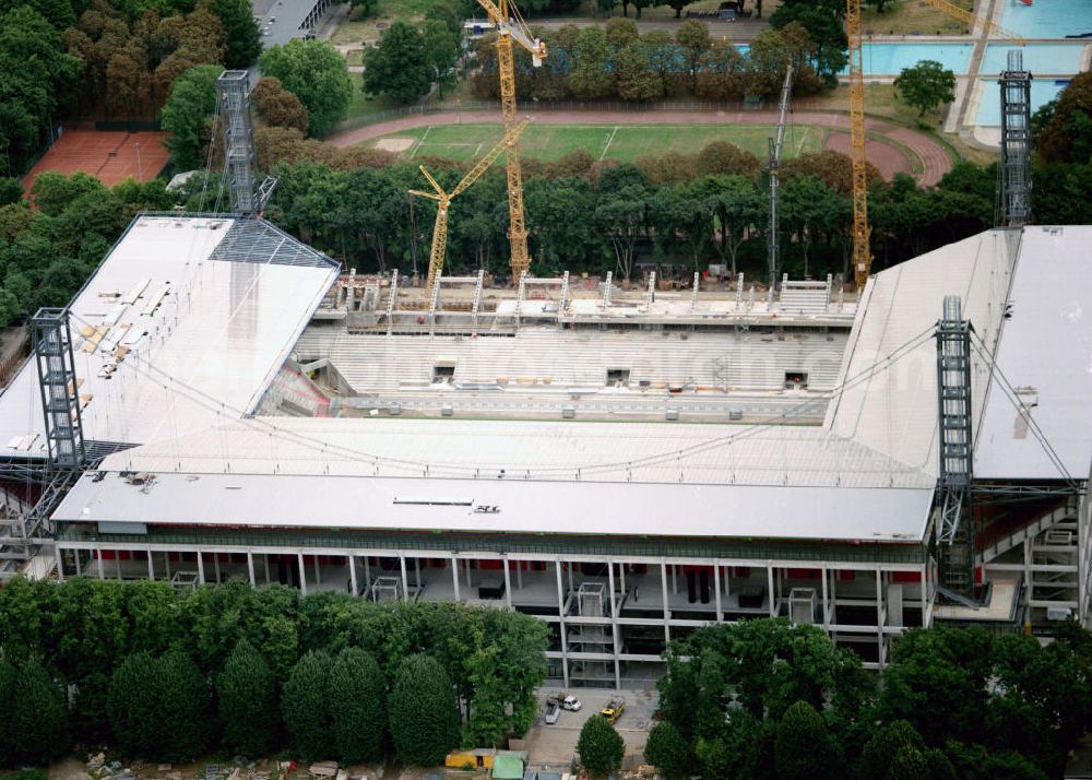 Aerial image KÖLN - In Etappen wurde das heutige RheinEnergieStadion umgebaut. So konnte der Spielbetrieb des 1. FC Köln aufrecht erhalten werden. Umgeben ist die 2003 fertiggestellte Arena von mehren Fußballplätzen, einer städtischen Badeanstalt, dem Trainingsplatz des ASV Köln und der Radrennbahn.