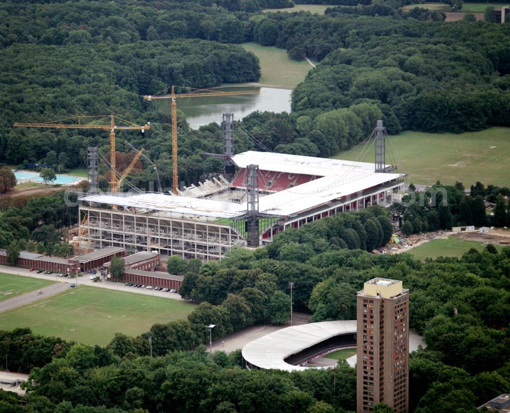 Aerial photograph KÖLN - In Etappen wurde das heutige RheinEnergieStadion umgebaut. So konnte der Spielbetrieb des 1. FC Köln aufrecht erhalten werden. Umgeben ist die 2003 fertiggestellte Arena von mehren Fußballplätzen, einer städtischen Badeanstalt, dem Trainingsplatz des ASV Köln und der Radrennbahn.