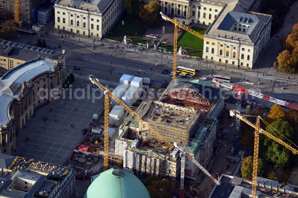 Aerial image Berlin - View of the reconstruction and renovation of the building of the Staatsoper Unter den Linden in Berlin at Bebelplatz. It is the oldest opera house and theater building in Berlin. A new building will serve as stacks and warehouse for the Staatsoper Komplex. The architect HG Merz is a overseeing the reconstruction of the historical building complex