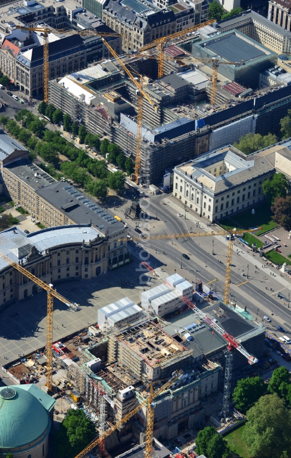 Aerial photograph Berlin - View of the reconstruction and renovation of the building of the Staatsoper Unter den Linden in Berlin at Bebelplatz. It is the oldest opera house and theater building in Berlin. A new building will serve as stacks and warehouse for the Staatsoper Komplex. The architect HG Merz is a overseeing the reconstruction of the historical building complex