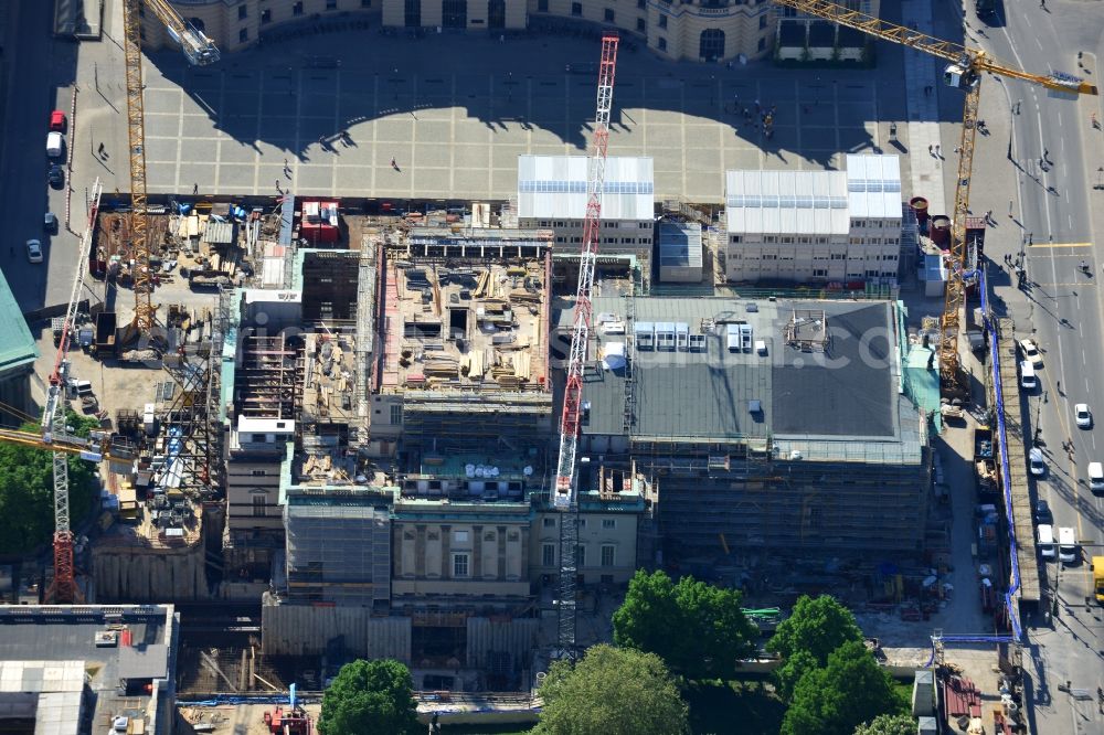 Berlin from the bird's eye view: View of the reconstruction and renovation of the building of the Staatsoper Unter den Linden in Berlin at Bebelplatz. It is the oldest opera house and theater building in Berlin. A new building will serve as stacks and warehouse for the Staatsoper Komplex. The architect HG Merz is a overseeing the reconstruction of the historical building complex