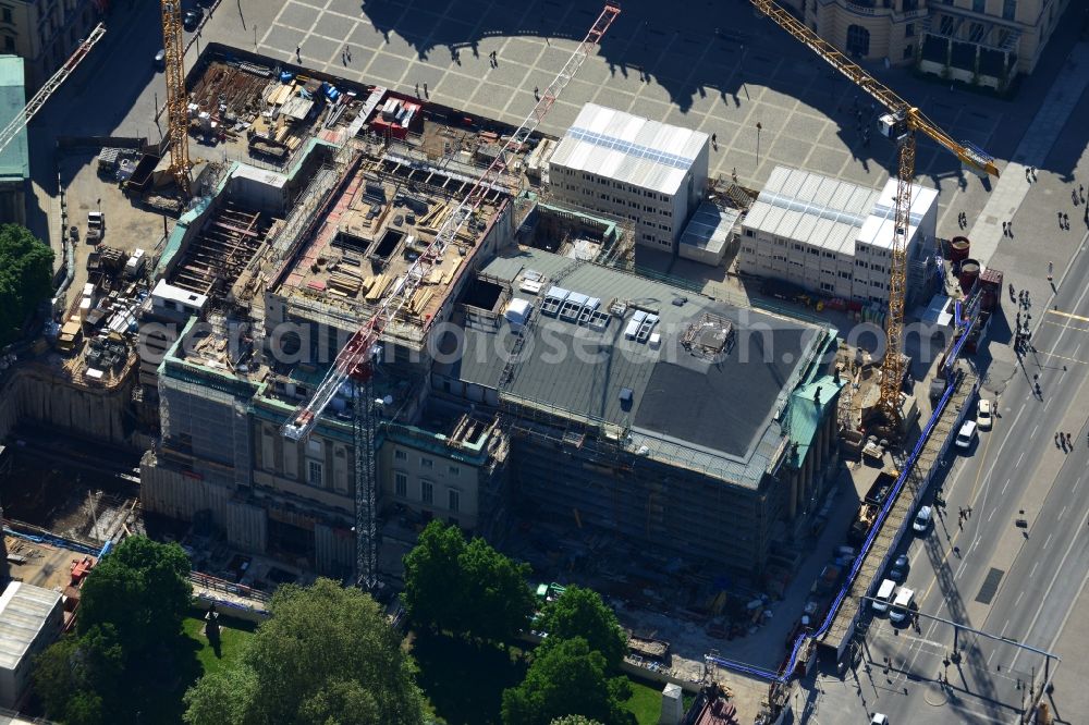 Aerial photograph Berlin - View of the reconstruction and renovation of the building of the Staatsoper Unter den Linden in Berlin at Bebelplatz. It is the oldest opera house and theater building in Berlin. A new building will serve as stacks and warehouse for the Staatsoper Komplex. The architect HG Merz is a overseeing the reconstruction of the historical building complex