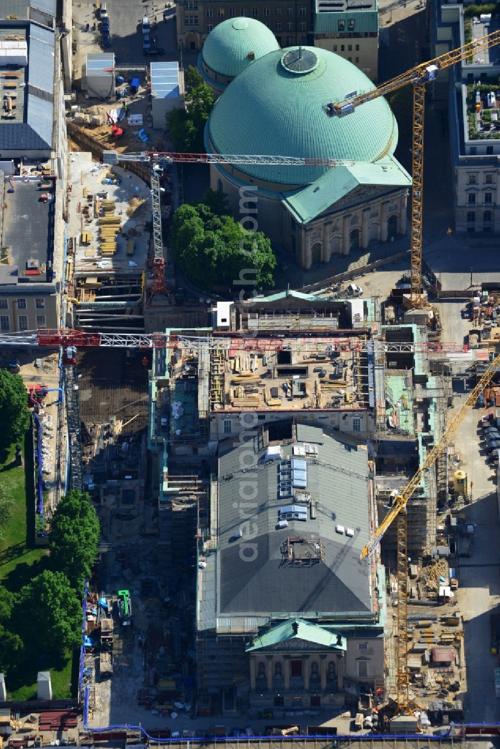 Berlin from the bird's eye view: View of the reconstruction and renovation of the building of the Staatsoper Unter den Linden in Berlin at Bebelplatz. It is the oldest opera house and theater building in Berlin. A new building will serve as stacks and warehouse for the Staatsoper Komplex. The architect HG Merz is a overseeing the reconstruction of the historical building complex