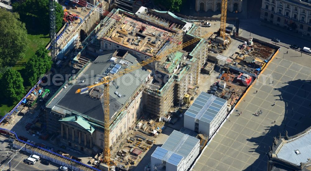 Aerial photograph Berlin - View of the reconstruction and renovation of the building of the Staatsoper Unter den Linden in Berlin at Bebelplatz. It is the oldest opera house and theater building in Berlin. A new building will serve as stacks and warehouse for the Staatsoper Komplex. The architect HG Merz is a overseeing the reconstruction of the historical building complex