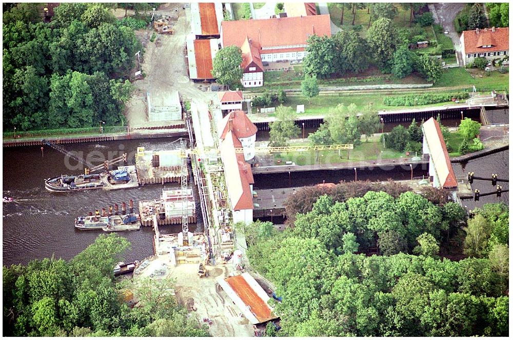 Klein-Machnow from the bird's eye view: 27.07.2004 Blick auf den Umbau der Schleusenanlage in Klein-Machnow am Teltowkanal