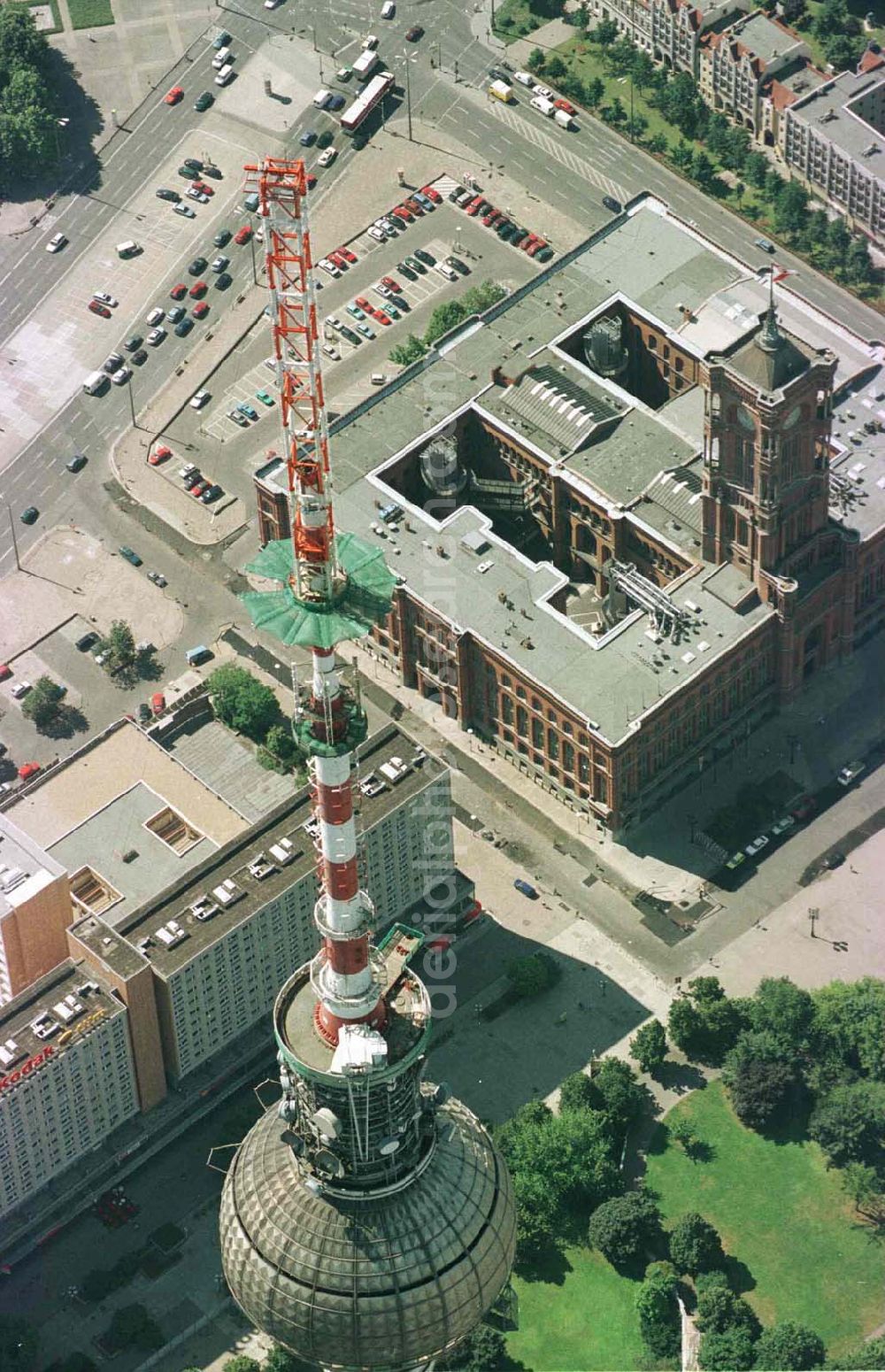 Berlin from the bird's eye view: Umbau des Sendemastes des Berliner Fernsehturmes.