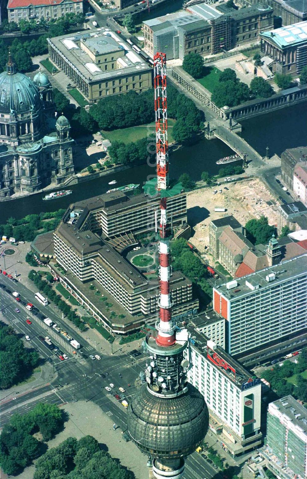 Berlin from above - Umbau des Sendemastes des Berliner Fernsehturmes.