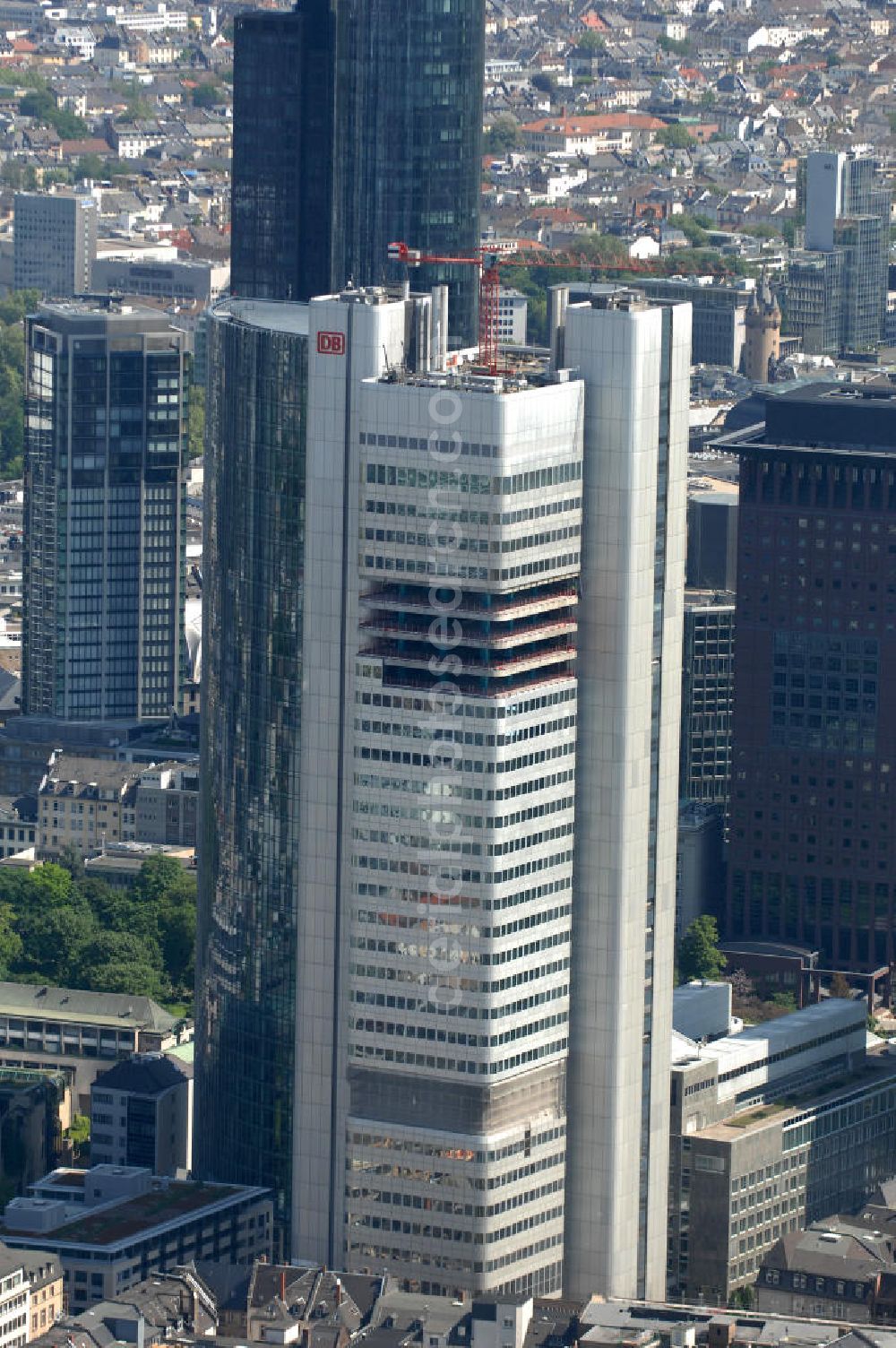 Aerial photograph Frankfurt am Main - Blick auf den Umbau des Silberturms ( auch Silberturm, Silberling, Silver Tower oder Jürgen-Ponto-Hochhaus genannt) im Bahnhofsviertel von Frankfurt am Main, er ist einer der bekanntesten Wolkenkratzer der Mainmetropole. Von 1978 bis 1990 war der 166 Meter hohe Turm das höchste Gebäude Deutschlands. Nach der Übernahme der Dresdner Bank durch die Commerzbank wurde das komplette Hochhaus ab Sommer 2009 langfristig an die Deutsche Bahn vermietet und wird derzeit für die DB entsprechend umgebaut. View of the reconstruction works of the Silver Tower (also silver tower, Silberling, Silver Tower, or Jürgen-Ponto-high-rise called ) in the station district of Frankfurt am Main.