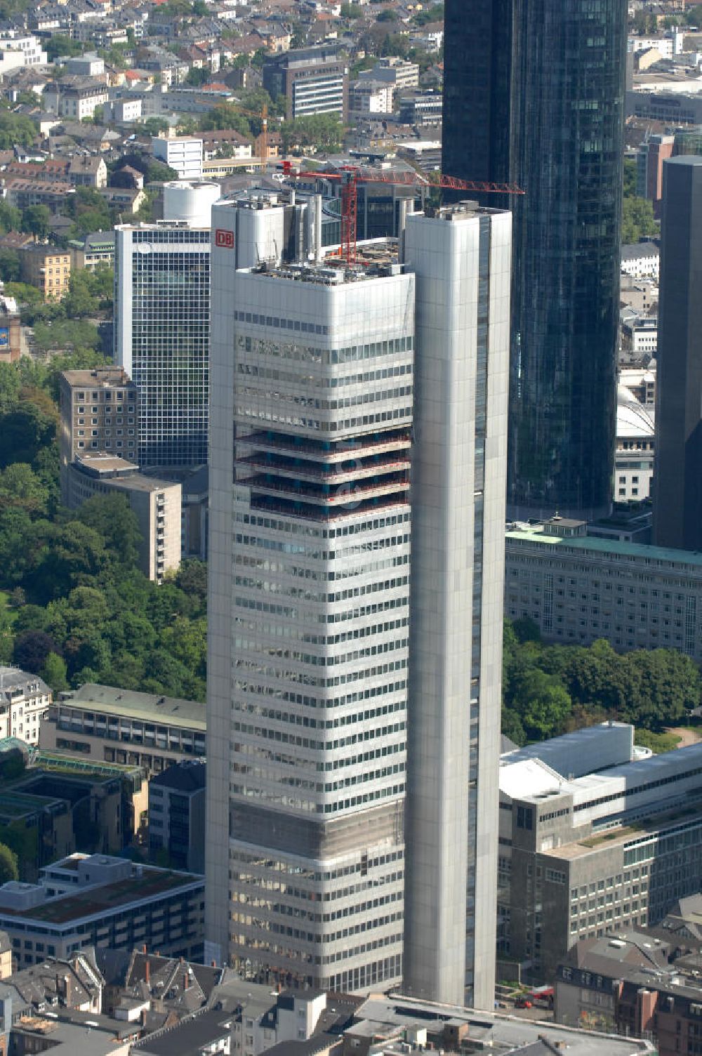 Frankfurt am Main from above - Blick auf den Umbau des Silberturms ( auch Silberturm, Silberling, Silver Tower oder Jürgen-Ponto-Hochhaus genannt) im Bahnhofsviertel von Frankfurt am Main, er ist einer der bekanntesten Wolkenkratzer der Mainmetropole. Von 1978 bis 1990 war der 166 Meter hohe Turm das höchste Gebäude Deutschlands. Nach der Übernahme der Dresdner Bank durch die Commerzbank wurde das komplette Hochhaus ab Sommer 2009 langfristig an die Deutsche Bahn vermietet und wird derzeit für die DB entsprechend umgebaut. View of the reconstruction works of the Silver Tower (also silver tower, Silberling, Silver Tower, or Jürgen-Ponto-high-rise called ) in the station district of Frankfurt am Main.