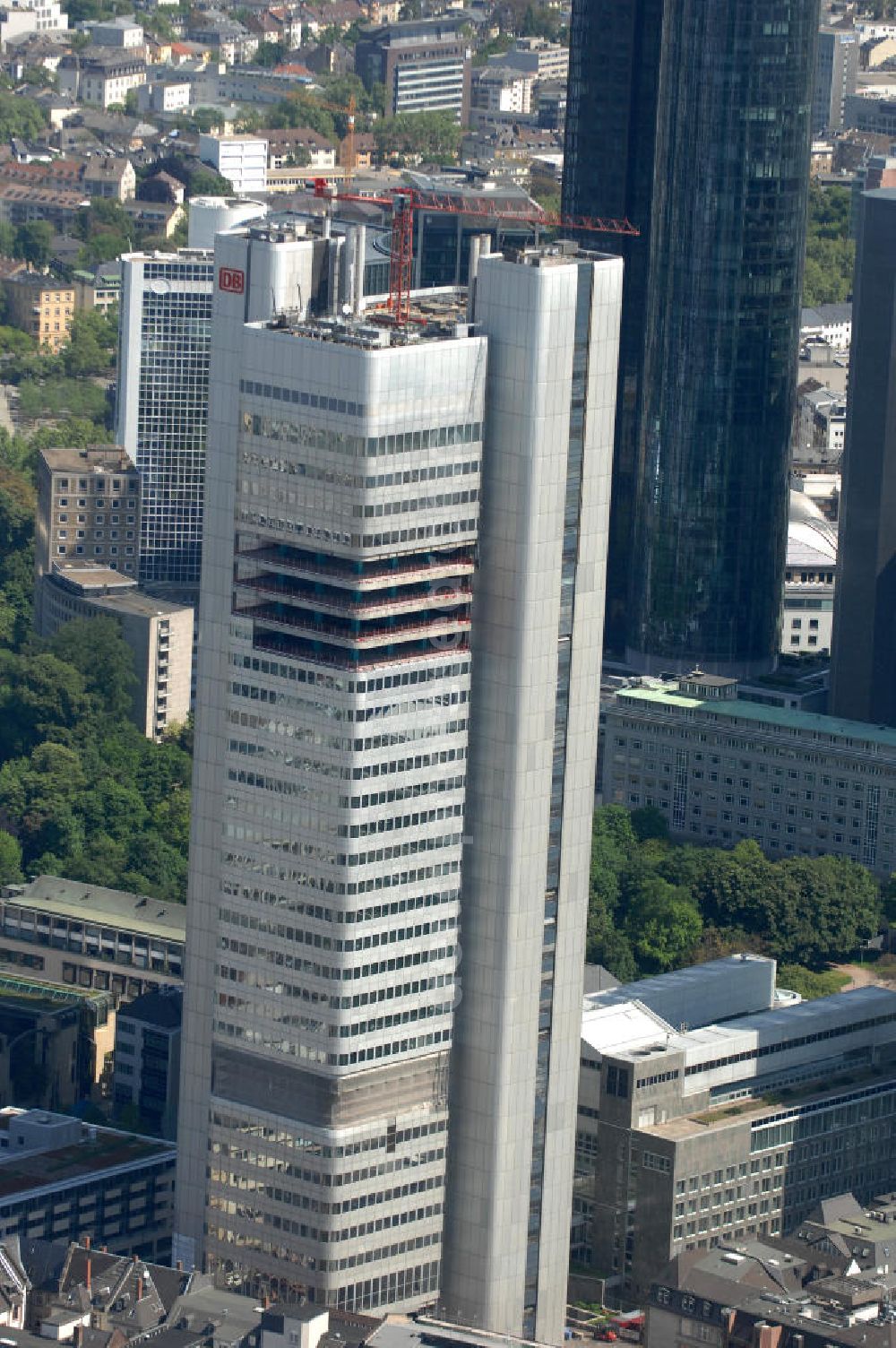 Frankfurt am Main from the bird's eye view: Blick auf den Umbau des Silberturms ( auch Silberturm, Silberling, Silver Tower oder Jürgen-Ponto-Hochhaus genannt) im Bahnhofsviertel von Frankfurt am Main, er ist einer der bekanntesten Wolkenkratzer der Mainmetropole. Von 1978 bis 1990 war der 166 Meter hohe Turm das höchste Gebäude Deutschlands. Nach der Übernahme der Dresdner Bank durch die Commerzbank wurde das komplette Hochhaus ab Sommer 2009 langfristig an die Deutsche Bahn vermietet und wird derzeit für die DB entsprechend umgebaut. View of the reconstruction works of the Silver Tower (also silver tower, Silberling, Silver Tower, or Jürgen-Ponto-high-rise called ) in the station district of Frankfurt am Main.