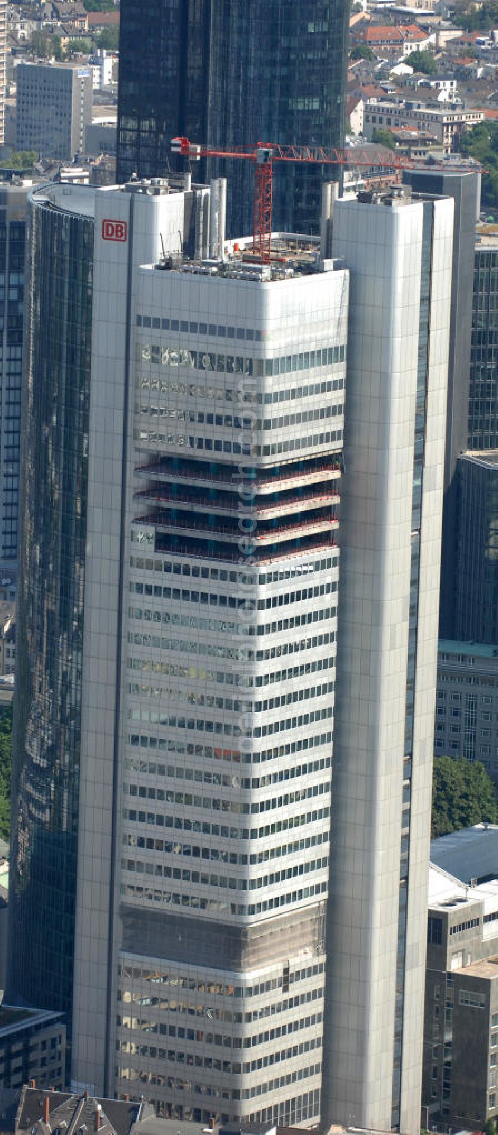 Aerial image Frankfurt am Main - Blick auf den Umbau des Silberturms ( auch Silberturm, Silberling, Silver Tower oder Jürgen-Ponto-Hochhaus genannt) im Bahnhofsviertel von Frankfurt am Main, er ist einer der bekanntesten Wolkenkratzer der Mainmetropole. Von 1978 bis 1990 war der 166 Meter hohe Turm das höchste Gebäude Deutschlands. Nach der Übernahme der Dresdner Bank durch die Commerzbank wurde das komplette Hochhaus ab Sommer 2009 langfristig an die Deutsche Bahn vermietet und wird derzeit für die DB entsprechend umgebaut. View of the reconstruction works of the Silver Tower (also silver tower, Silberling, Silver Tower, or Jürgen-Ponto-high-rise called ) in the station district of Frankfurt am Main.