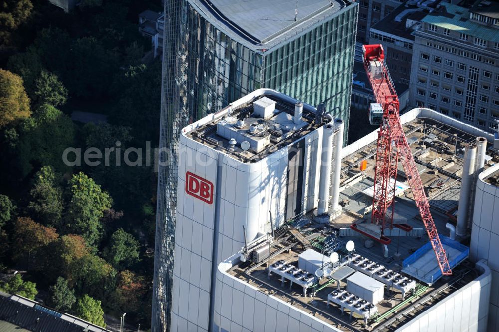 Aerial photograph Frankfurt am Main - Blick auf Kranarbeiten auf dem Dach des Umbau des Silberturms ( auch Silberturm, Silberling, Silver Tower oder Jürgen-Ponto-Hochhaus genannt) im Bahnhofsviertel von Frankfurt am Main, er ist einer der bekanntesten Wolkenkratzer der Mainmetropole. Von 1978 bis 1990 war der 166 Meter hohe Turm das höchste Gebäude Deutschlands. Nach der Übernahme der Dresdner Bank durch die Commerzbank wurde das komplette Hochhaus ab Sommer 2009 langfristig an die Deutsche Bahn vermietet und wird derzeit für die DB entsprechend umgebaut. View of the reconstruction works of the Silver Tower (also silver tower, Silberling, Silver Tower, or Jürgen-Ponto-high-rise called ) in the station district of Frankfurt am Main.