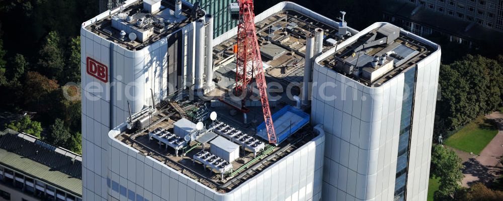 Aerial image Frankfurt am Main - Blick auf Kranarbeiten auf dem Dach des Umbau des Silberturms ( auch Silberturm, Silberling, Silver Tower oder Jürgen-Ponto-Hochhaus genannt) im Bahnhofsviertel von Frankfurt am Main, er ist einer der bekanntesten Wolkenkratzer der Mainmetropole. Von 1978 bis 1990 war der 166 Meter hohe Turm das höchste Gebäude Deutschlands. Nach der Übernahme der Dresdner Bank durch die Commerzbank wurde das komplette Hochhaus ab Sommer 2009 langfristig an die Deutsche Bahn vermietet und wird derzeit für die DB entsprechend umgebaut. View of the reconstruction works of the Silver Tower (also silver tower, Silberling, Silver Tower, or Jürgen-Ponto-high-rise called ) in the station district of Frankfurt am Main.