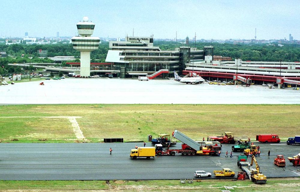 Aerial photograph Berlin-Tegel - Umbau der SLB am Flughafen Tegel in Berlin.