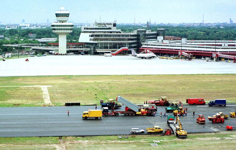 Berlin-Tegel from above - Umbau der SLB am Flughafen Tegel in Berlin.